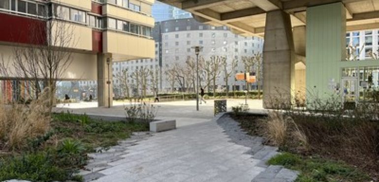 012_n220_2024_URBANICA_path to-place-des-Reflets