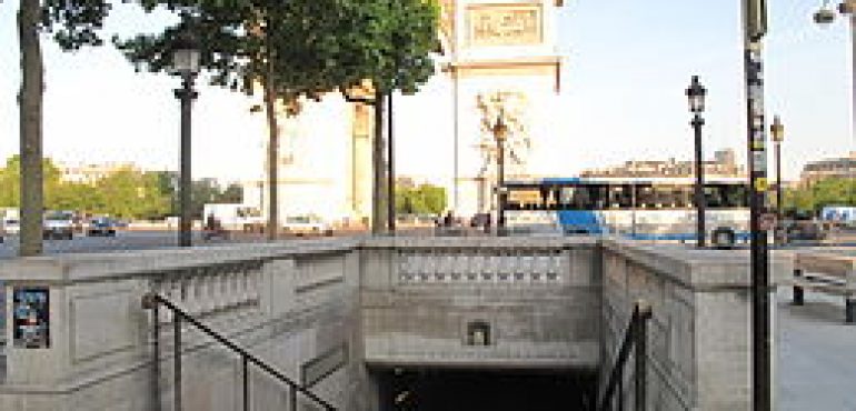 Arc de Triomphe - Passagee_du_Souvenir_(entrance)